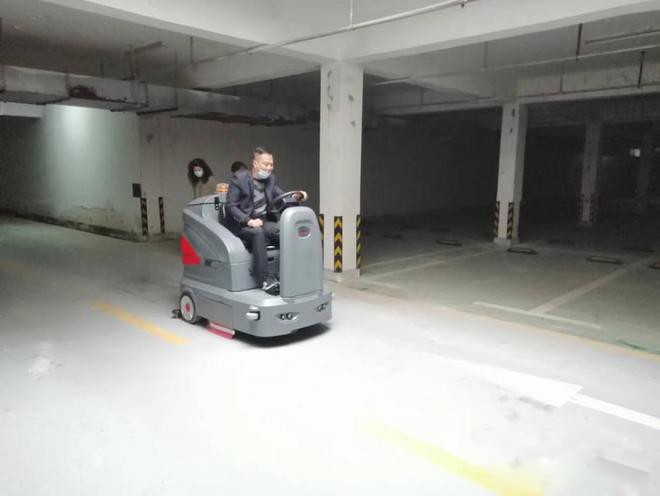 河源小区物业保洁不用人力改用驾驶式洗地机了